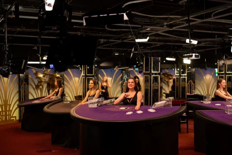 Dàn Dealer nóng bỏng